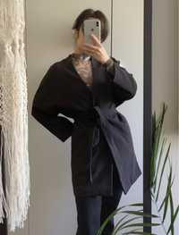 Lekki geometryczny płaszcz wiązany w pasie typu kimono