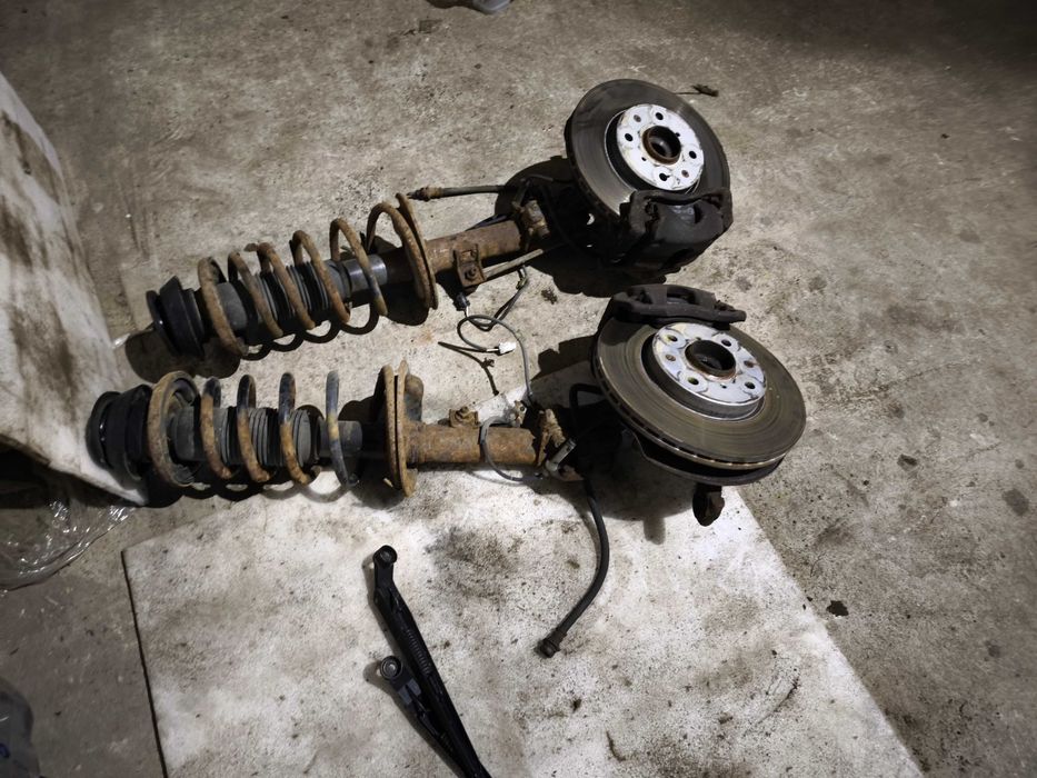 ZWROTNICA MCPHERSON PIASTA prawa lewa zacisk  Suzuki Swift MK6 1.3