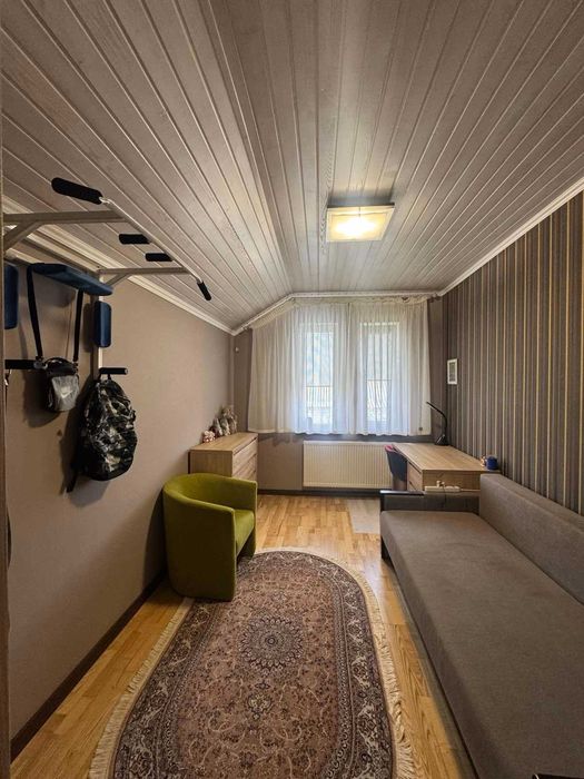 Будинок з гаражем