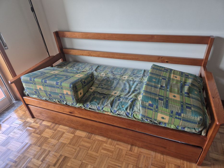 Sofá-cama em madeira
