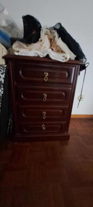 2 mesas de cabeceira em mogno