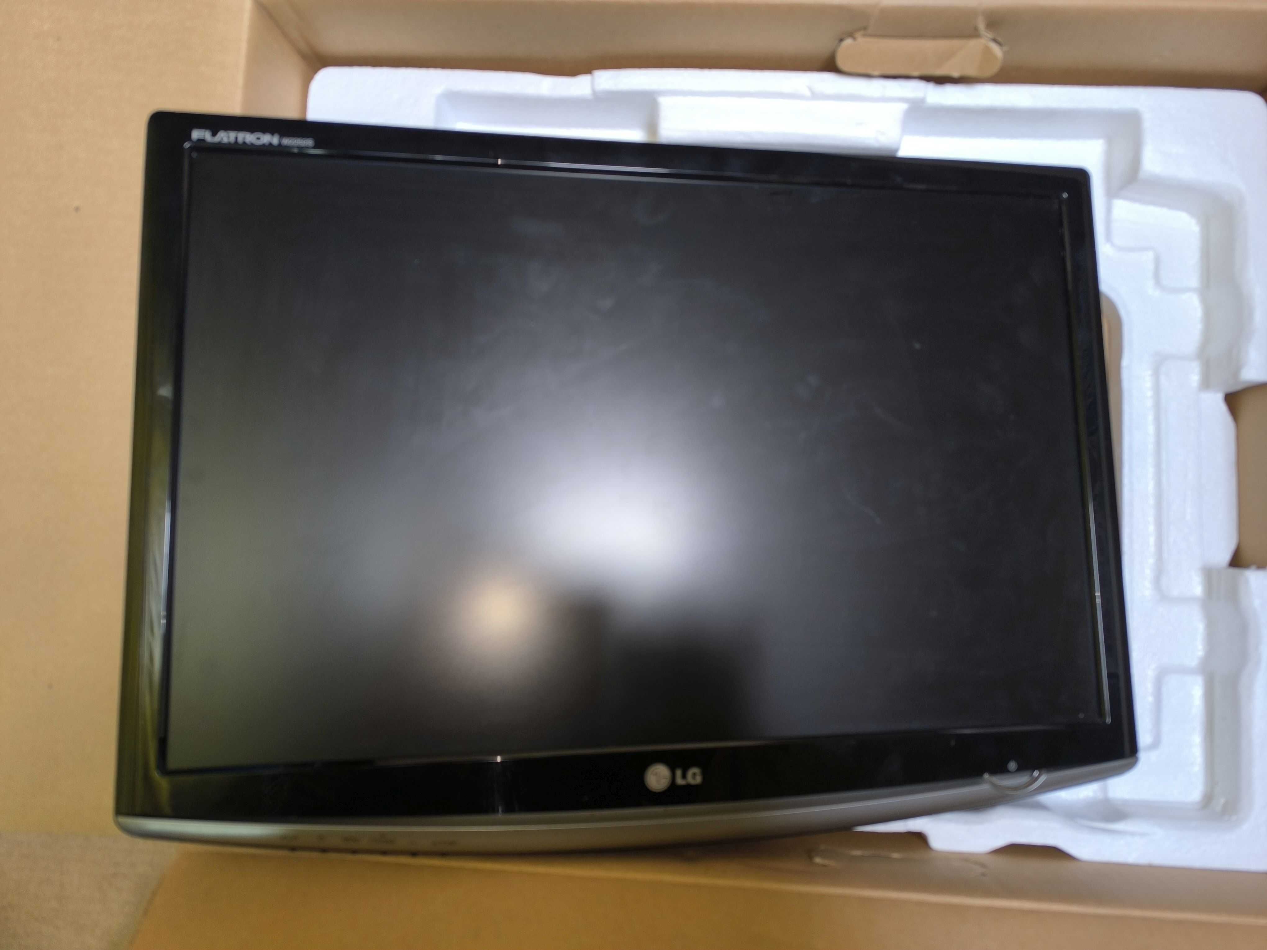 Monitor LG W2252S -PFT + komputer PC