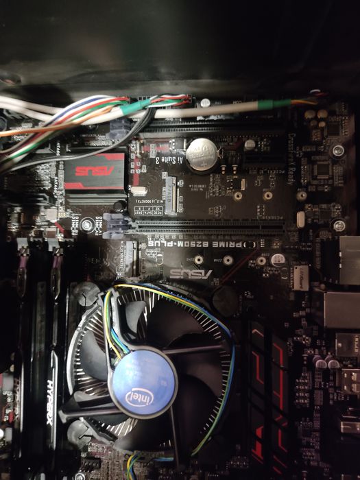 ПК тянет любые игры на высоких i5 6600 + 1070 8gb+ssd 256 16 ddr4