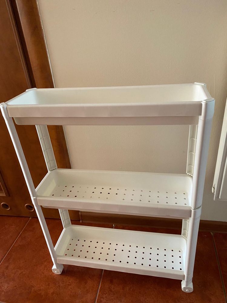 Biała półka na kółkach ikea