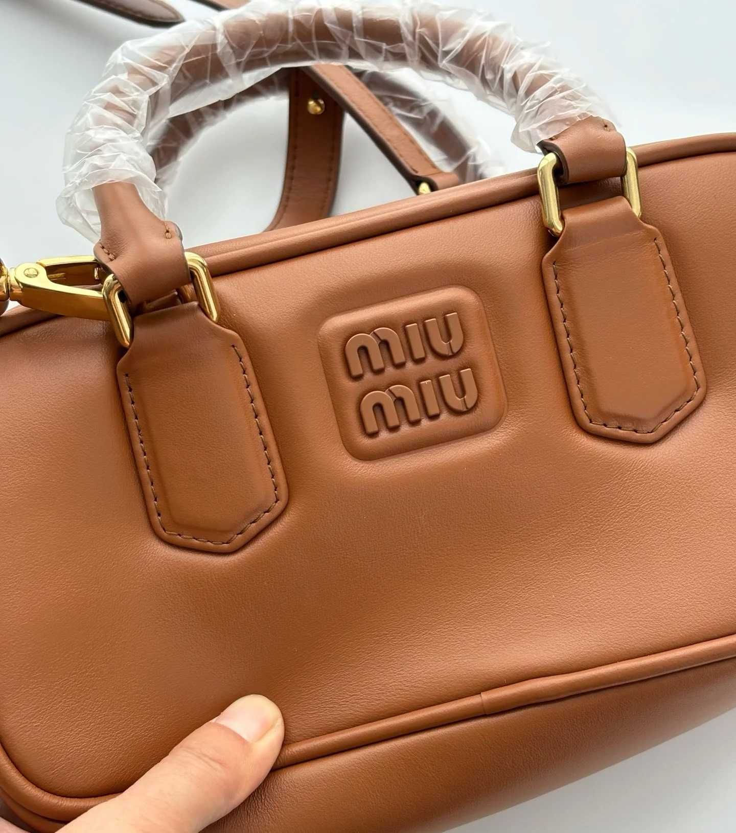 Must-have: Brązowa Torba Miu Miu - Klasyka i Styl