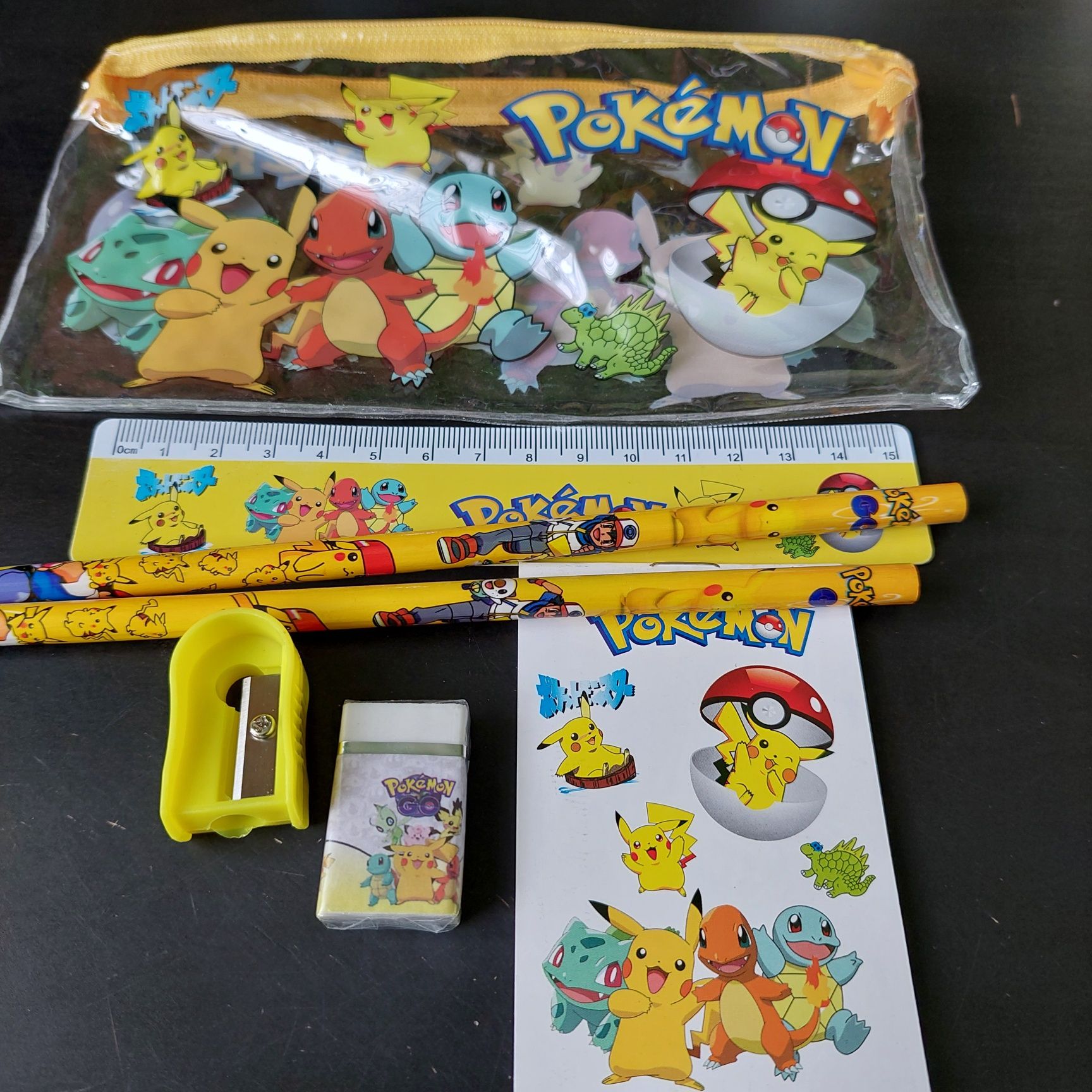 Piórnik POKEMON z akcesoriami.