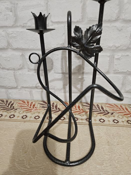 Metalowy stojak na wino ze świeczkami