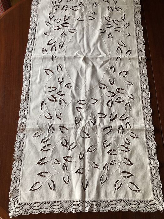 Naperon antigo em linho bordado