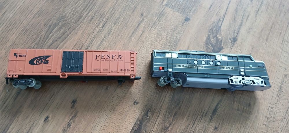 Kolejka elektryczna z wagonem i torami