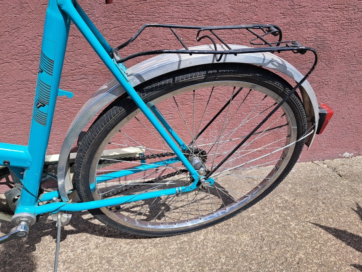 Świetny niebieski rower z koszykiem