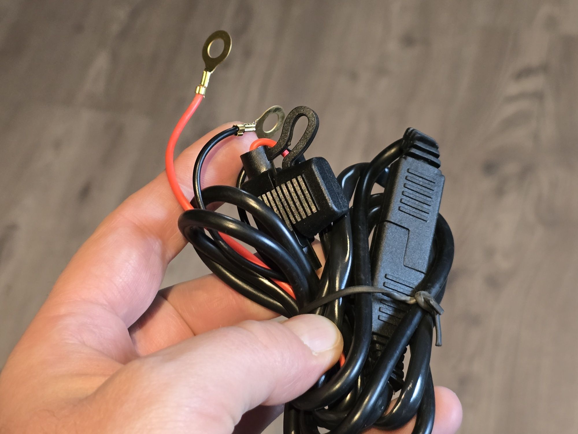 Gniazdo usb i usb-c z wyświetlaczem do motocykla wraz z wiązką i bezp