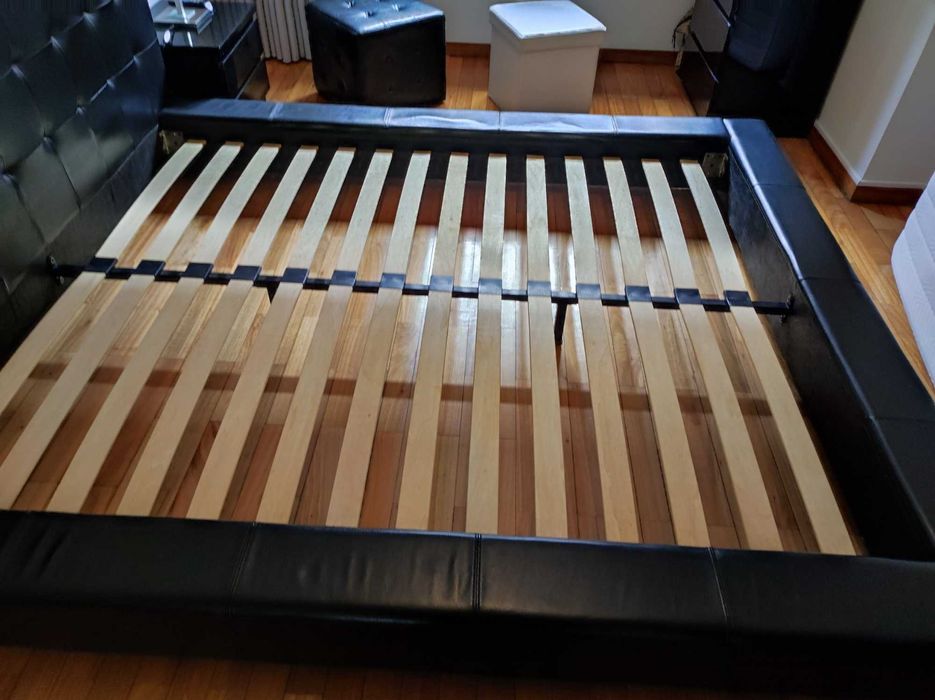 Mobília cama e mesinhas