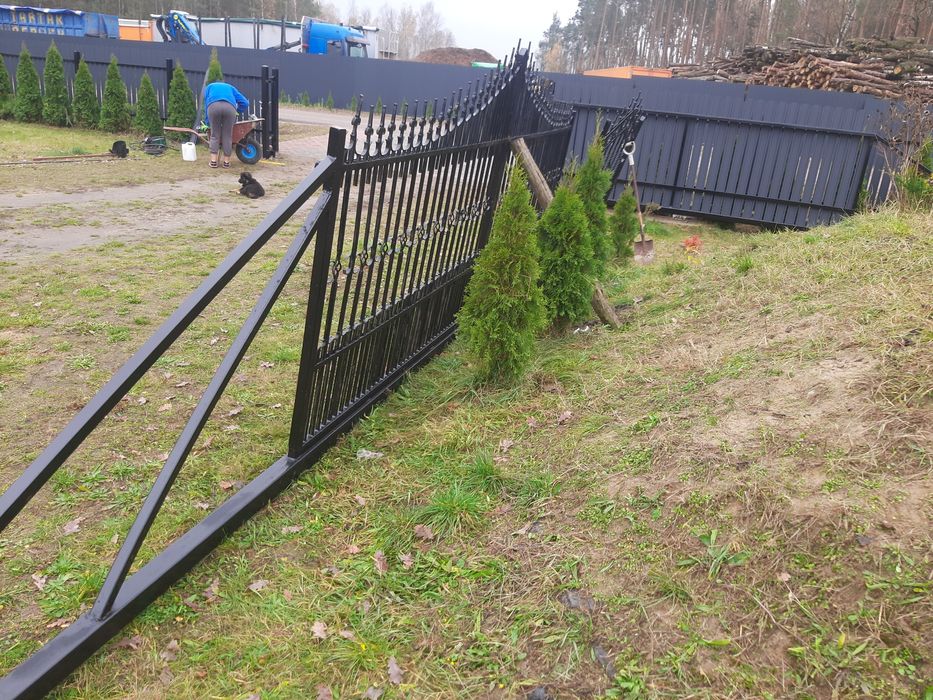 Brama przesuwna z furtka