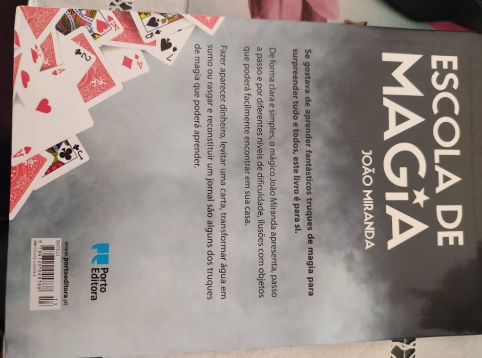 Livro Escola de Magia: Mais de 70 Truques Ilustrados Passo a Passo