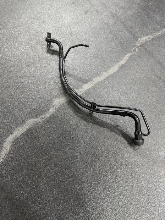 горловина заливна паливного баку на Рав4