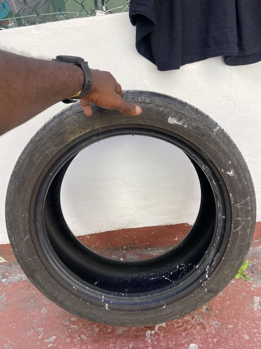 Pneu de Carro 2 Mão Comprado Nunca Usado