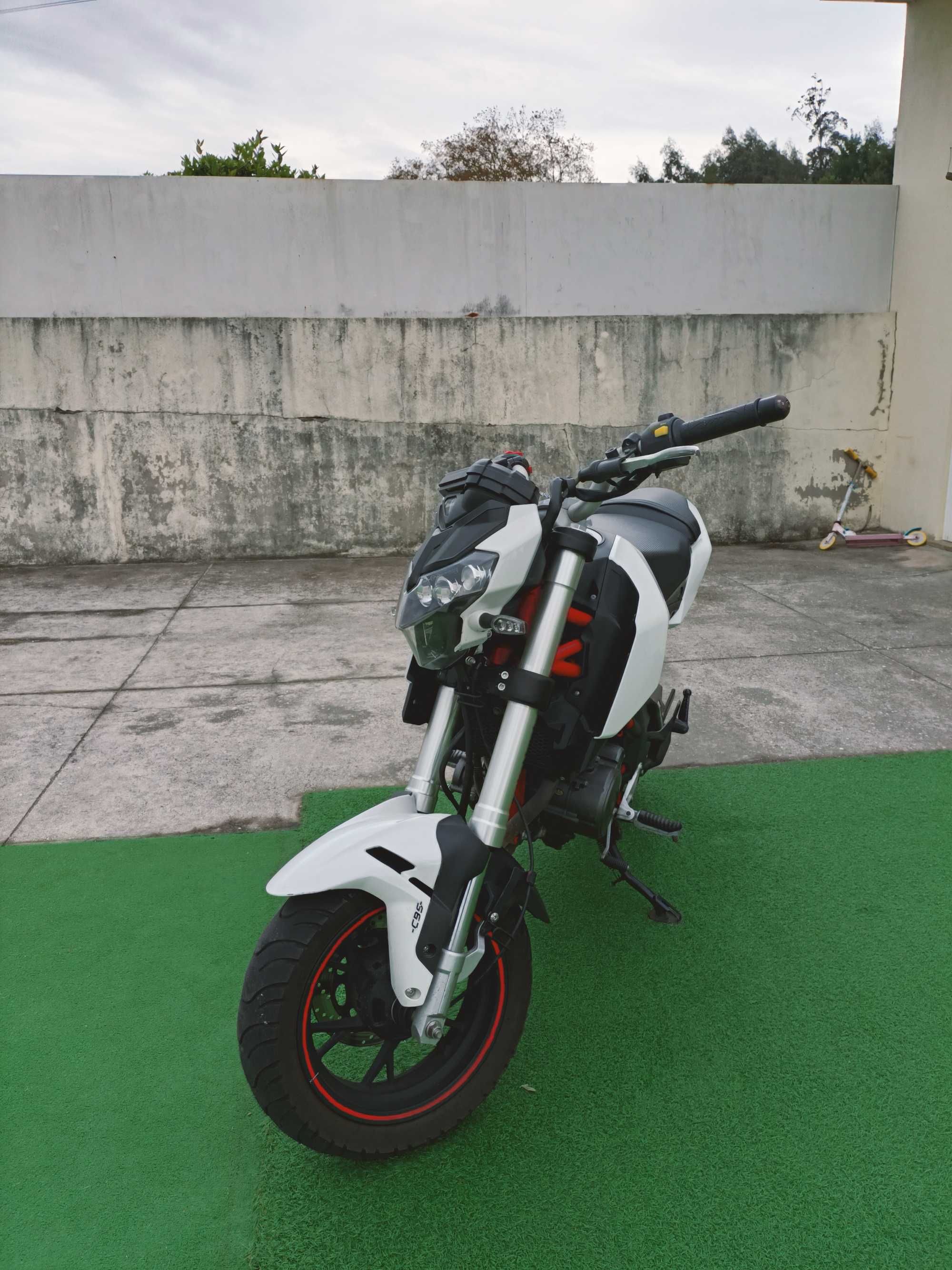 Vendo Benelli TNT 125 como nova