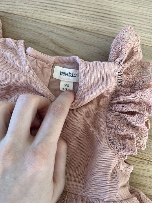 Sukienka Newbie 74 pudrowy róż koronkowa koktajlowa