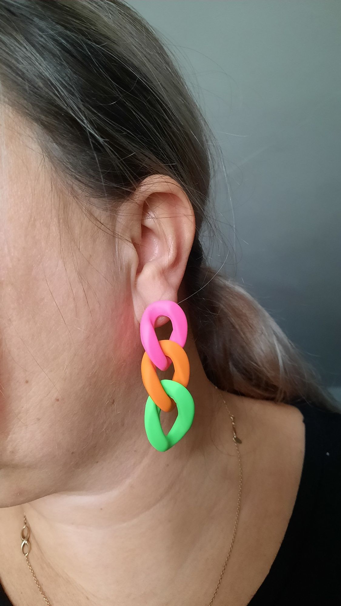 Kolczyki łańcuszki akrylowe neonowy róż pomarańcz zielony
