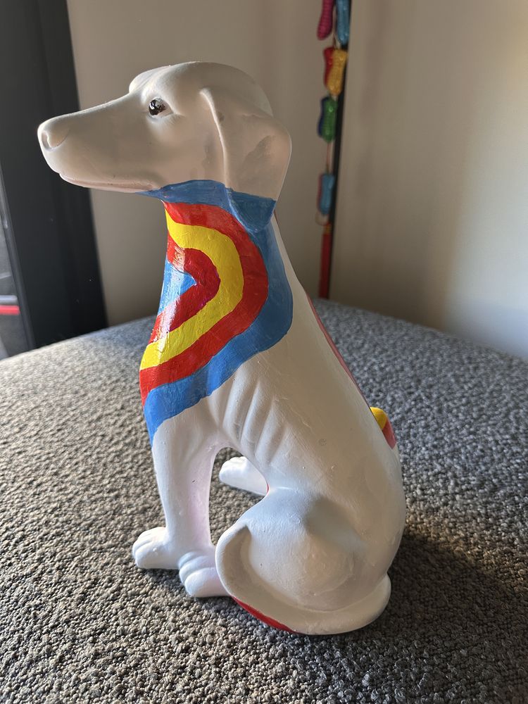 Cão de loiça super homem