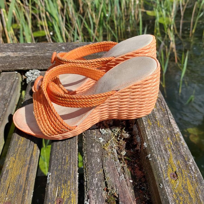 Pomarańczowe plecione klapki na koturnie 36