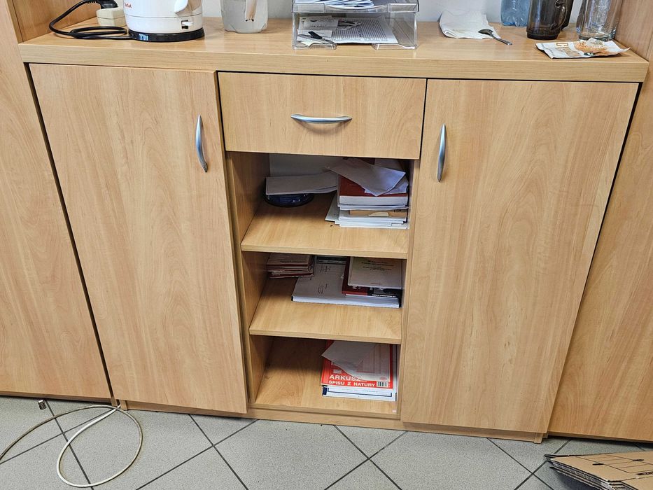 Sprzedam duży komplet mebli biurowych