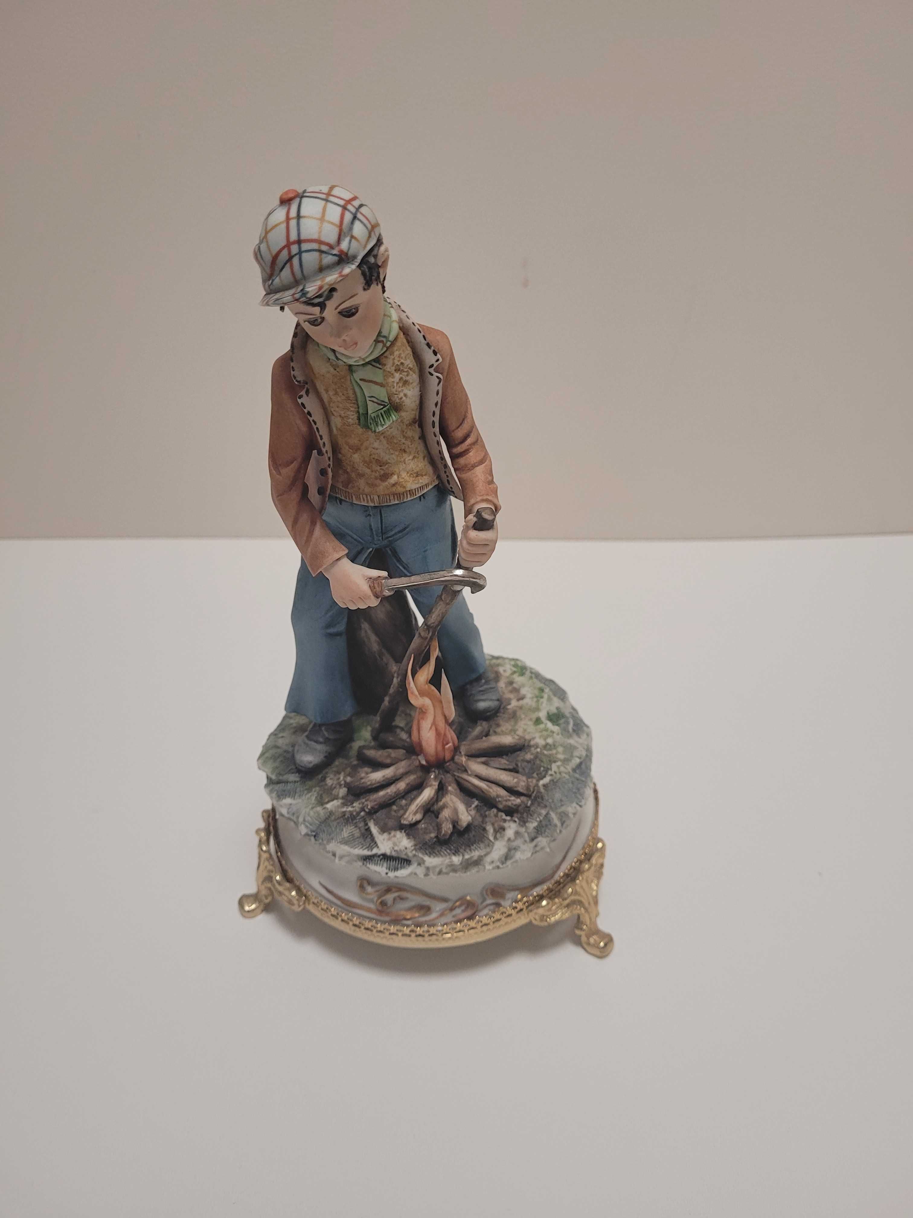 Figurka Vintage Capodimonte Chłopiec przy ognisku