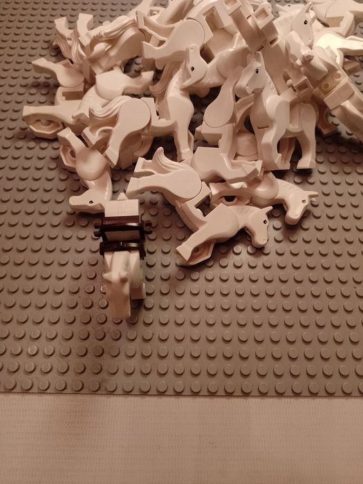 Lego koń biały + siodło zwierzęta
