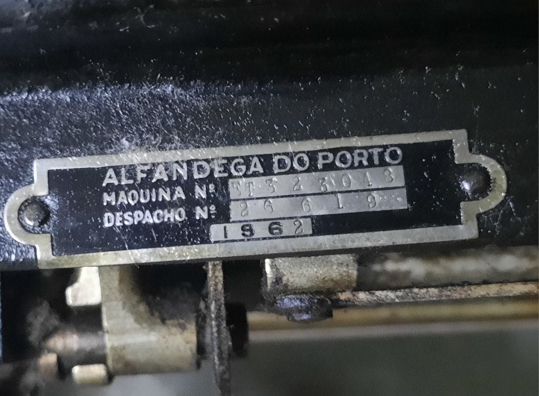 Máquina de costura com mesa 1962