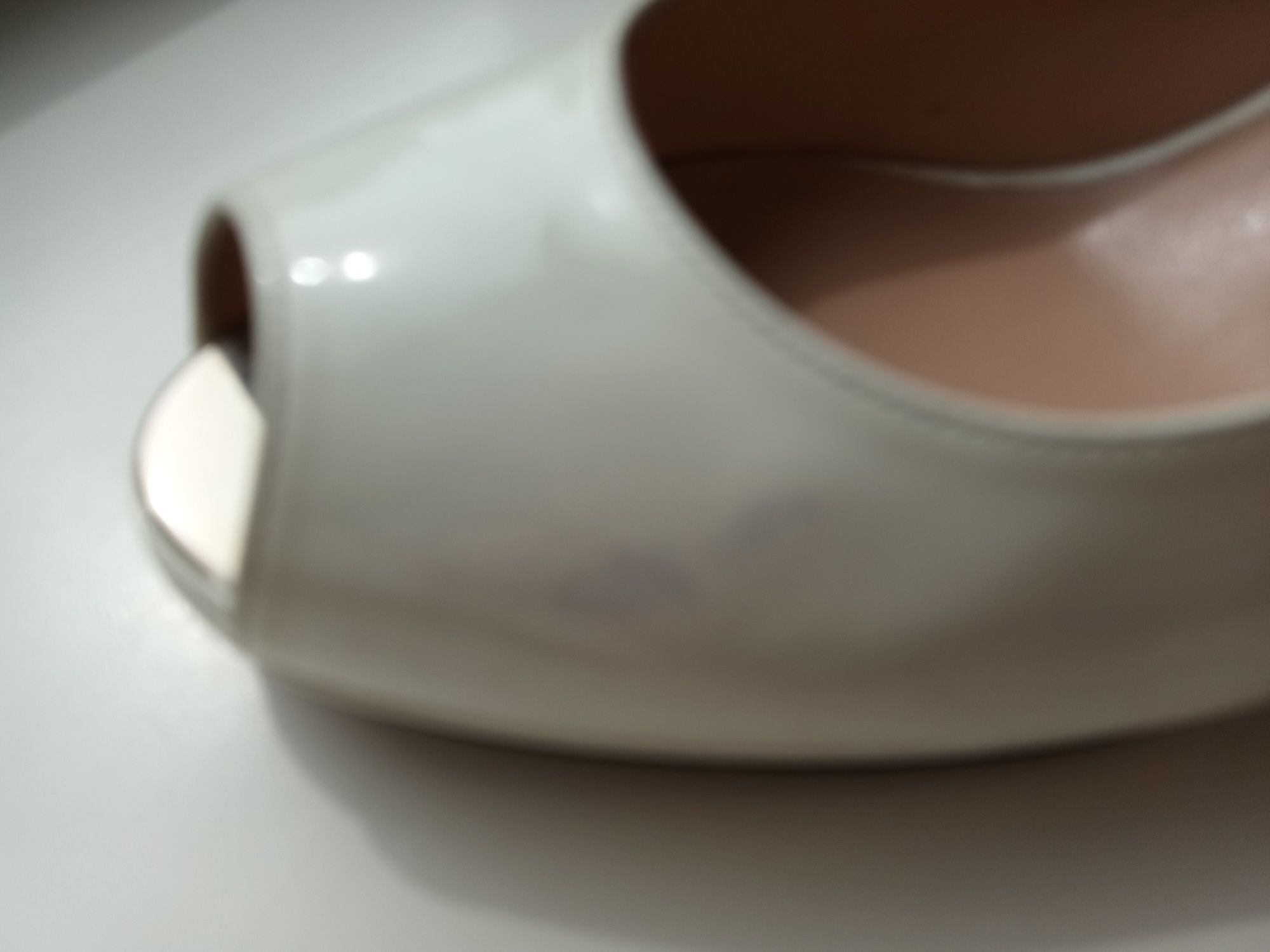 Босоножки белые лаковые Stuart  Weitzman