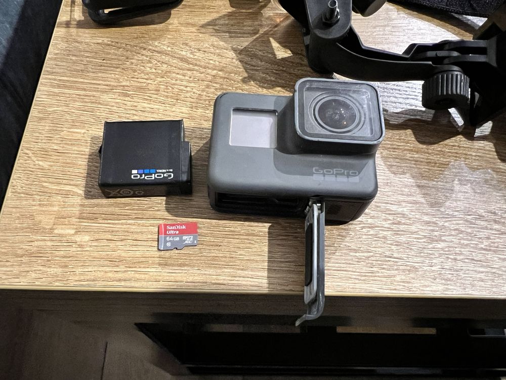 Kanera sportowa GoPro Hero 5 3 baterie, ladowarka i inne akcesoria