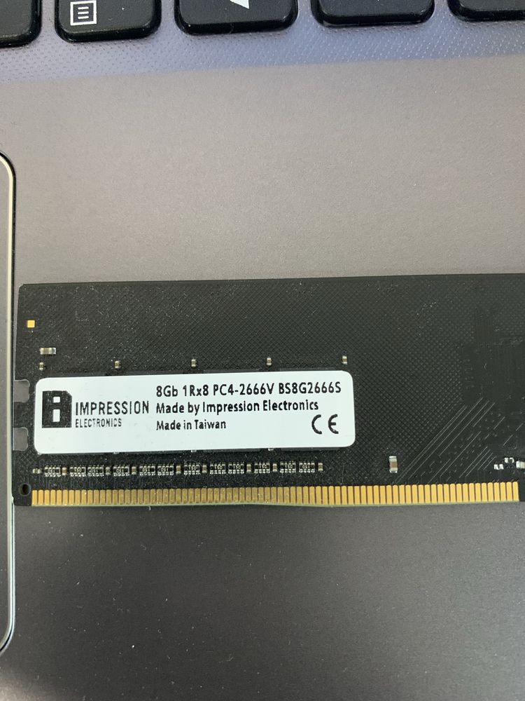 Оперативна памʼять на 8GB DDR4