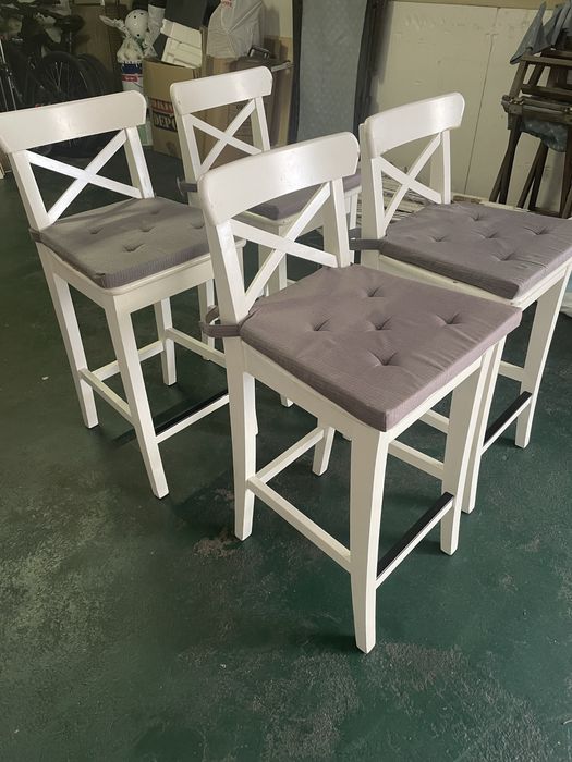Bancos altos com encosto – modelo INGOLF (IKEA), cor branca