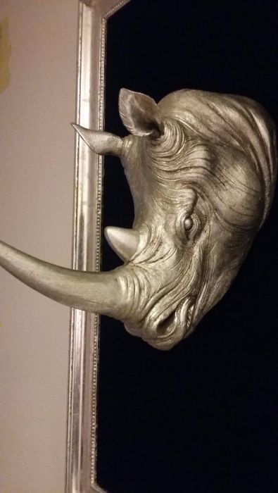 Obraz z rzeźbą, głową