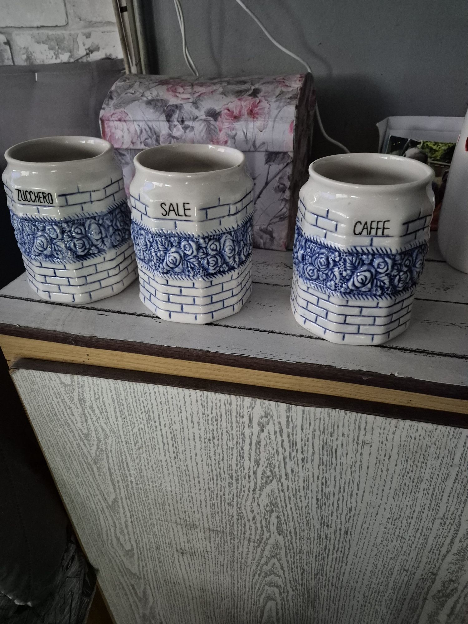 Stare  pojemniki  ceramiczne