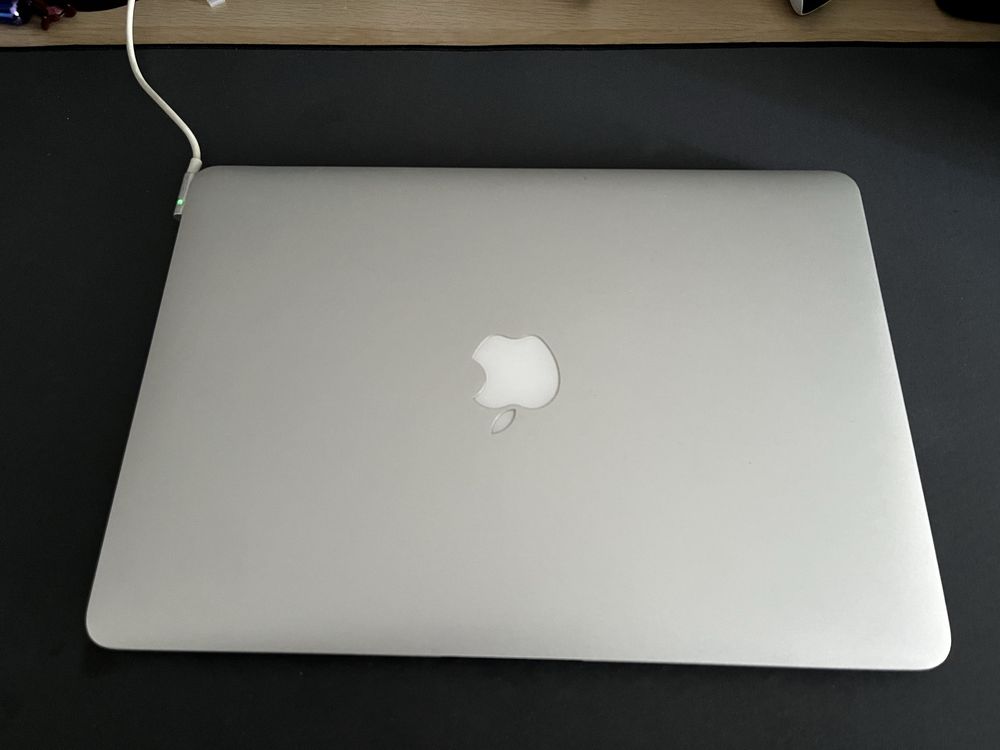 Macbook air 2011  в гарному стані