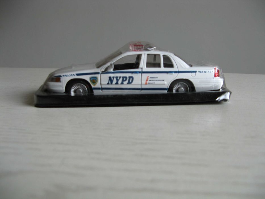 Samochód policyjny Ford Crown Victoria, 1:43/Nowy!
