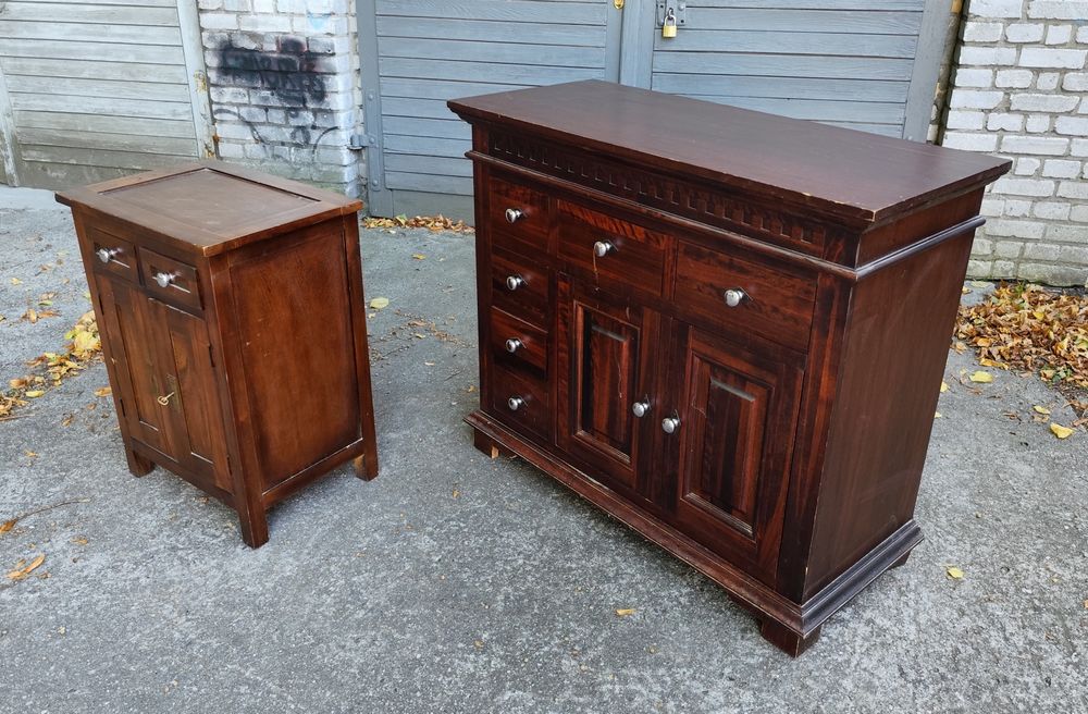 Dwie drewniane komody