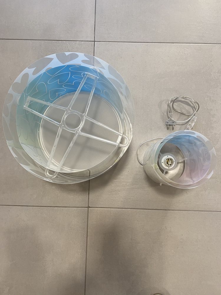 Candeeiro de teto e mesa de cabeceira quarto menina