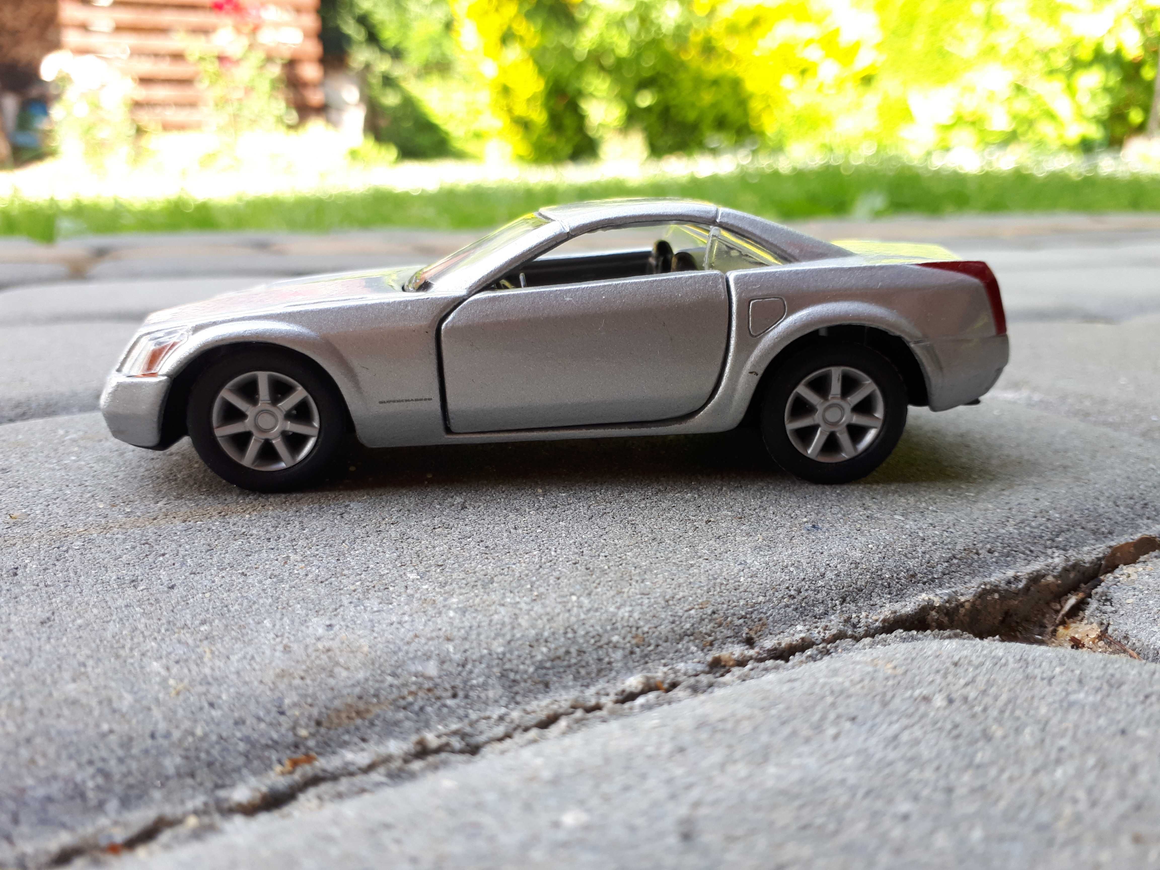 Cadillac EVOQ 1:37, czarne tablice