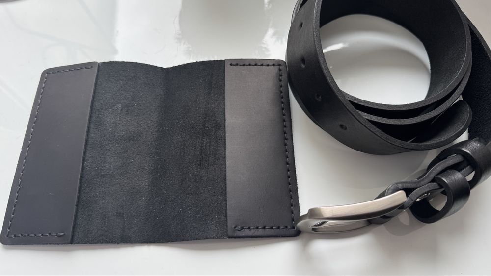 Шкіряні ремінь і обкладинка з тризубом