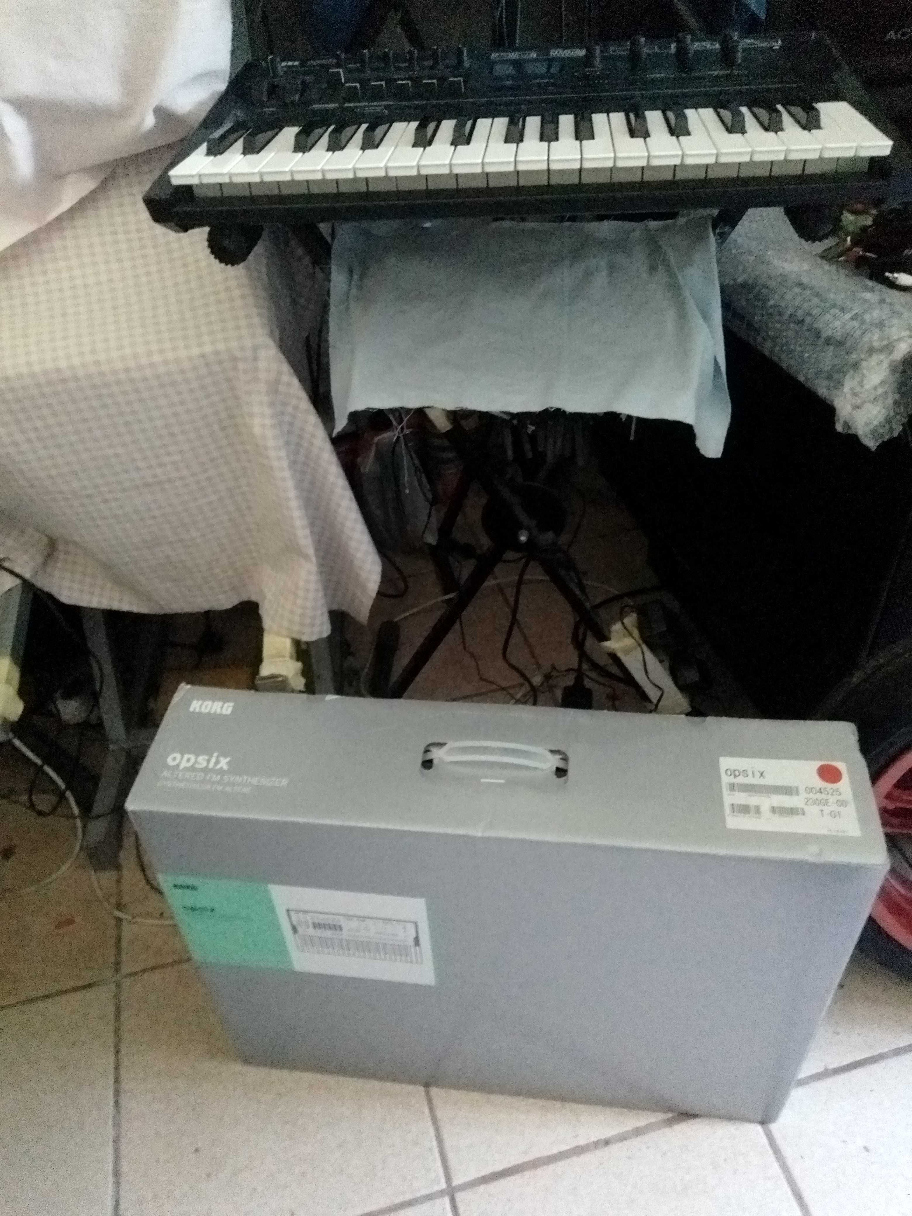 Super mega pechincha! Korg Opsix + UNo Synth pro como novos garantia.