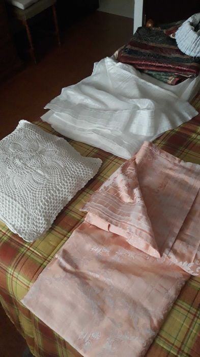 Cortinados, e almofada em renda, como novos - decoração