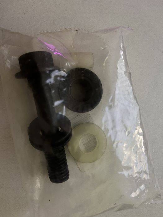 Продам розвальні болти на перед Dodge  Grand Caravan Chrysler 200