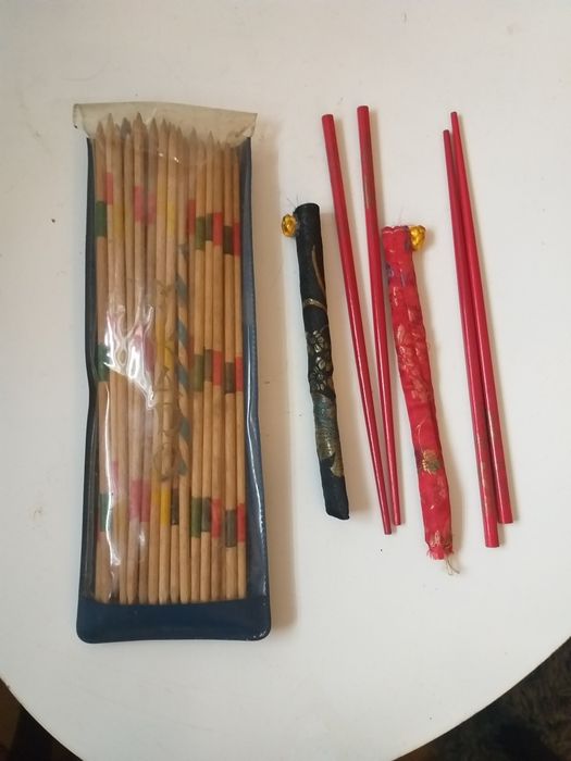 Stare bierki okres PRL i japońskie pałeczki do sushi