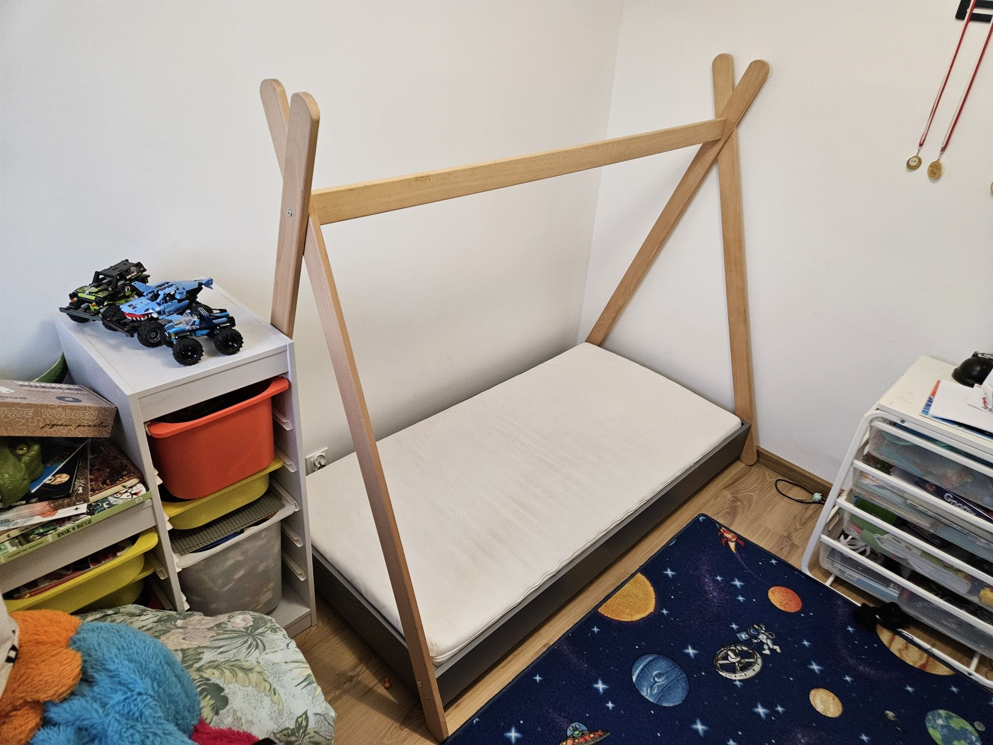 Łóżko dziecięce tipi 80x160 z materacem stan bdb