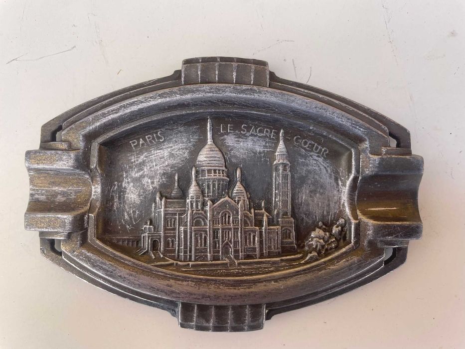 2 Cinzeiros Cidade de Paris e Sagrado Coração em metal anos 60