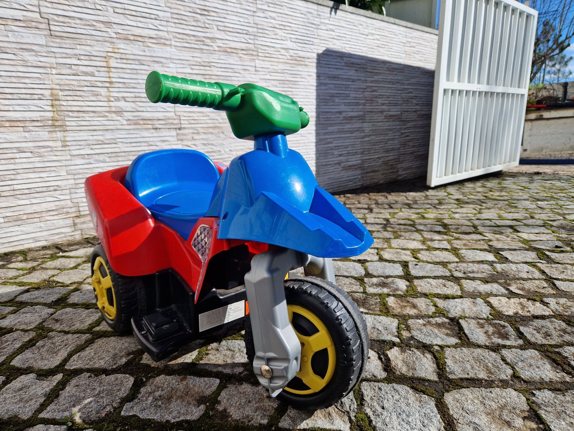Dois Carrinhos eléctricos com 1 carregador. Vendo em conjunto