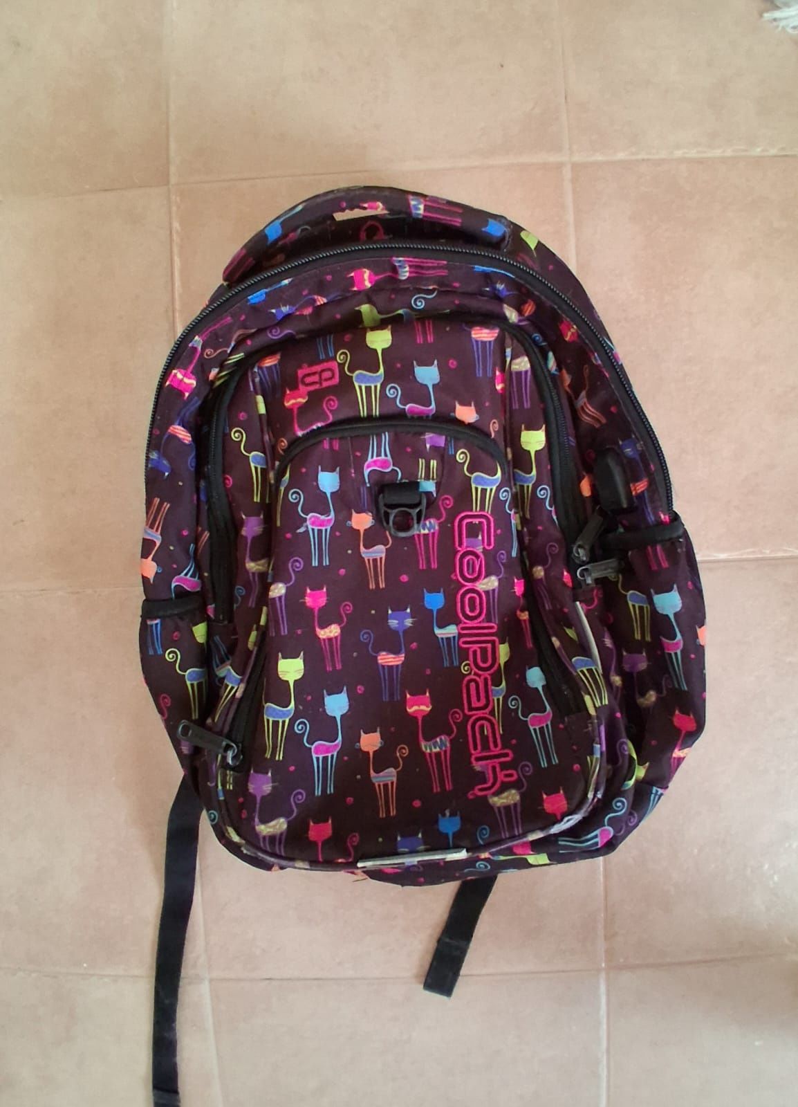Mochila escolar marca Coolpack com padrão de gatos