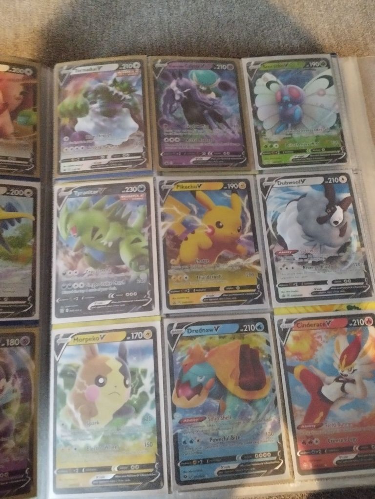 Album z kartami pokemon rzadkimi